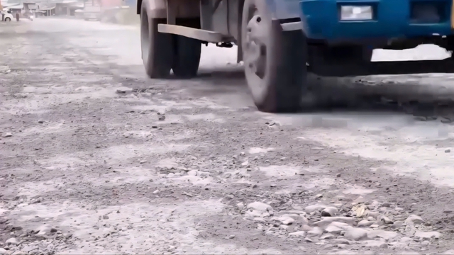 Cận cảnh Quốc lộ 62 chi chít ổ gà, ổ voi: Người dân ngán ngẩm “đi như qua ải” - Ảnh 9.