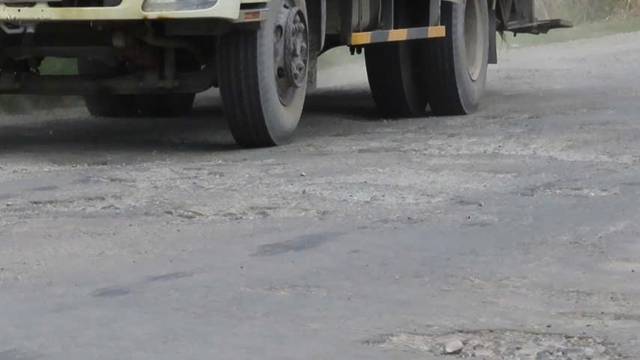 Cận cảnh Quốc lộ 62 chi chít ổ gà, ổ voi: Người dân ngán ngẩm “đi như qua ải” - Ảnh 10.