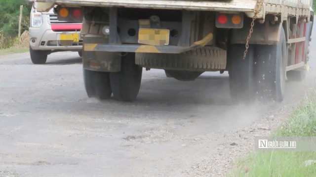 Cận cảnh Quốc lộ 62 chi chít ổ gà, ổ voi: Người dân ngán ngẩm “đi như qua ải” - Ảnh 11.