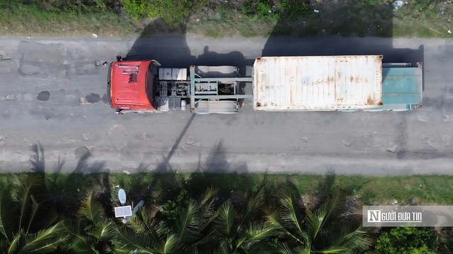 Cận cảnh Quốc lộ 62 chi chít ổ gà, ổ voi: Người dân ngán ngẩm “đi như qua ải” - Ảnh 13.