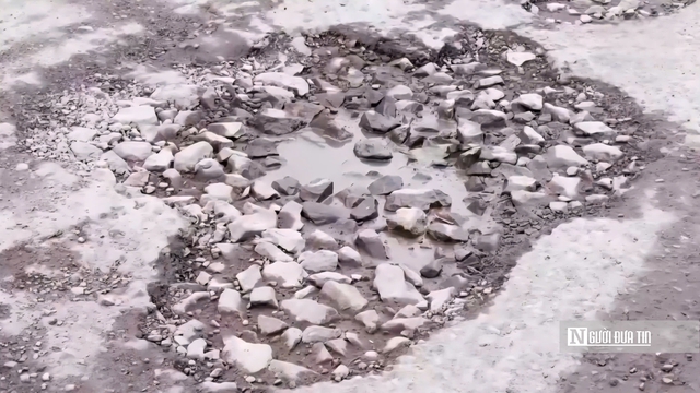 Cận cảnh Quốc lộ 62 chi chít ổ gà, ổ voi: Người dân ngán ngẩm “đi như qua ải” - Ảnh 14.