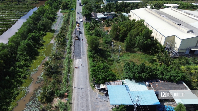 Cận cảnh Quốc lộ 62 chi chít ổ gà, ổ voi: Người dân ngán ngẩm “đi như qua ải” - Ảnh 15.