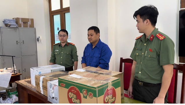 Khởi tố nhóm đối tượng làm giả chứng chỉ nghề rồi lên mạng xã hội rao bán - Ảnh 1.