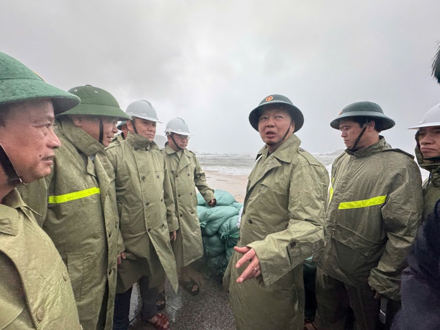 Phó Thủ tướng Trần Hồng Hà: Quyết liệt thực hiện phương châm 4 tại chỗ, mở rộng phạm vi sơ tán- Ảnh 1. Phó Thủ tướng Trần Hồng Hà: Quyết liệt thực hiện phương châm 4 tại chỗ, mở rộng phạm vi sơ tán- Ảnh 1.