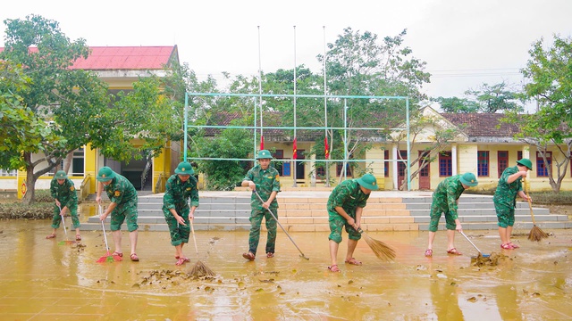 Bộ đội, công an lội bùn dọn dẹp trường học sau lũ- Ảnh 3. Bộ đội, công an lội bùn dọn dẹp trường học sau lũ- Ảnh 3.