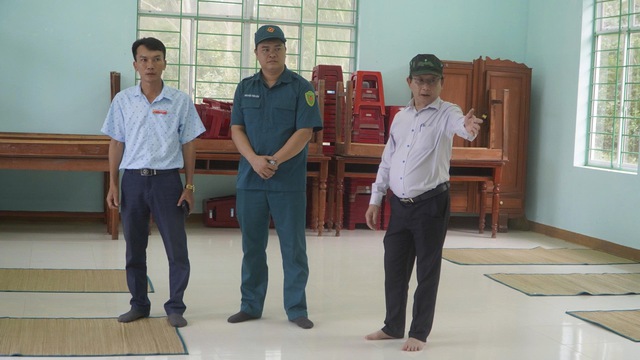 Quảng Ngãi gấp rút sơ tán dân vùng ven biển trước giờ bão số 13 áp sát đất liền - Ảnh 4. Quảng Ngãi gấp rút sơ tán dân vùng ven biển trước giờ bão số 13 áp sát đất liền - Ảnh 4.