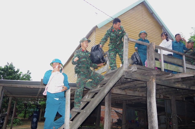 Quảng Ngãi gấp rút sơ tán dân vùng ven biển trước giờ bão số 13 áp sát đất liền - Ảnh 1. Quảng Ngãi gấp rút sơ tán dân vùng ven biển trước giờ bão số 13 áp sát đất liền - Ảnh 1.