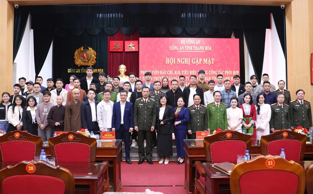 Thiếu tướng Tô Anh Dũng: "Công an Thanh Hóa có 2 đồng chí hi sinh, 20 đồng chí bị thương khi làm nhiệm vụ"- Ảnh 3. Thiếu tướng Tô Anh Dũng: "Công an Thanh Hóa có 2 đồng chí hi sinh, 20 đồng chí bị thương khi làm nhiệm vụ"- Ảnh 3.