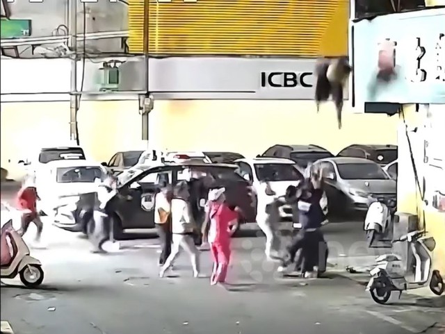 Say rượu, người phụ nữ rơi từ trên mái nhà xuống đất - Ảnh 1.