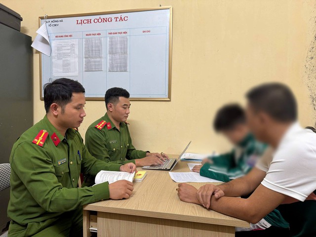 Công an thông tin về nguyên nhân học sinh lớp 8 đâm bạn rồi đẩy xuống hồ- Ảnh 1. Công an thông tin về nguyên nhân học sinh lớp 8 đâm bạn rồi đẩy xuống hồ- Ảnh 1.