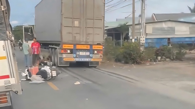 Cận cảnh Quốc lộ 62 chi chít ổ gà, ổ voi: Người dân ngán ngẩm “đi như qua ải” - Ảnh 12.