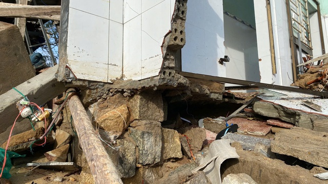 Làng biển Quảng Ngãi sau bão số 13: "Bao năm tích cóp, giờ trôi sạch trong một đêm"- Ảnh 4. Làng biển Quảng Ngãi sau bão số 13: "Bao năm tích cóp, giờ trôi sạch trong một đêm"- Ảnh 4.