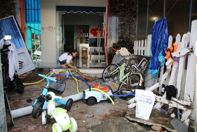 Làng biển Quảng Ngãi sau bão số 13: "Bao năm tích cóp, giờ trôi sạch trong một đêm"- Ảnh 5. Làng biển Quảng Ngãi sau bão số 13: "Bao năm tích cóp, giờ trôi sạch trong một đêm"- Ảnh 5.