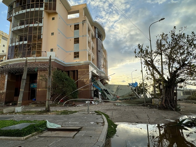 Bão số 13 suy yếu, Gia Lai tan hoang sau cơn cuồng phong- Ảnh 2. Bão số 13 suy yếu, Gia Lai tan hoang sau cơn cuồng phong- Ảnh 2.