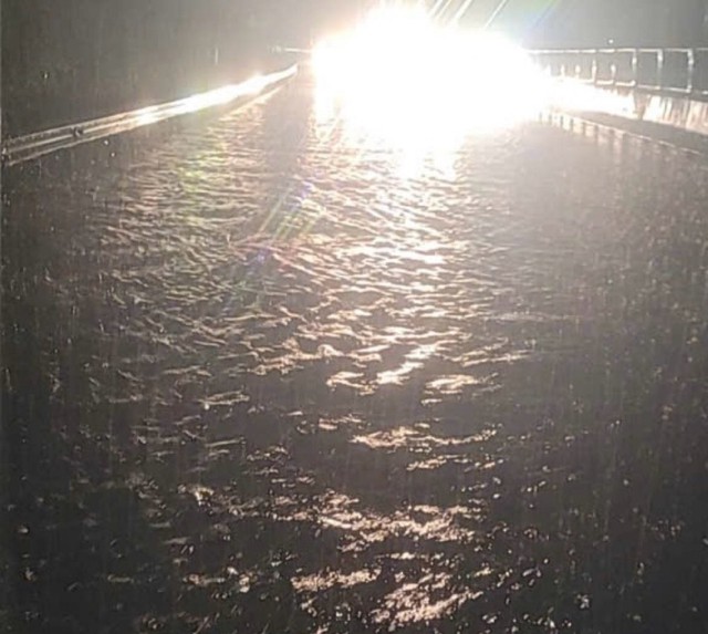 Cận cảnh hàng trăm người ở Lâm Đồng xuyên đêm gia cố đập thủy lợi 1,7 triệu m³ nước có nguy cơ bị vỡ- Ảnh 11. Cận cảnh hàng trăm người ở Lâm Đồng xuyên đêm gia cố đập thủy lợi 1,7 triệu m³ nước có nguy cơ bị vỡ- Ảnh 11.