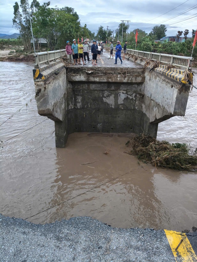 Chủ tịch UBND tỉnh Gia Lai: Khẩn trương nối lại lưu thông sau sự cố mố cầu Đăk Pờ Tó bị cuốn trôi - Ảnh 2. Chủ tịch UBND tỉnh Gia Lai: Khẩn trương nối lại lưu thông sau sự cố mố cầu Đăk Pờ Tó bị cuốn trôi - Ảnh 2.