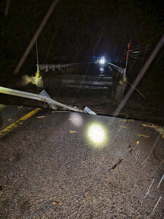 Chủ tịch UBND tỉnh Gia Lai: Khẩn trương nối lại lưu thông sau sự cố mố cầu Đăk Pờ Tó bị cuốn trôi - Ảnh 3. Chủ tịch UBND tỉnh Gia Lai: Khẩn trương nối lại lưu thông sau sự cố mố cầu Đăk Pờ Tó bị cuốn trôi - Ảnh 3.