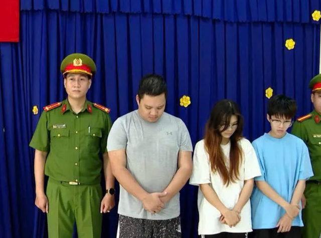 Lật tẩy thủ đoạn của tài xế taxi gài ma túy lên xe đồng nghiệp để báo công an bắt- Ảnh 1. Lật tẩy thủ đoạn của tài xế taxi gài ma túy lên xe đồng nghiệp để báo công an bắt- Ảnh 1.