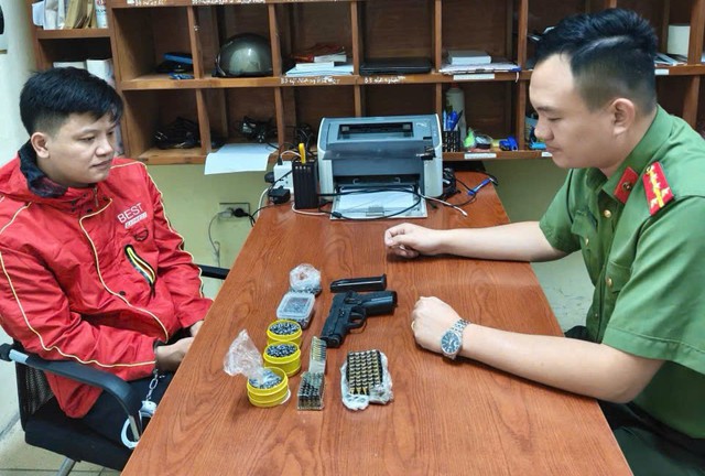 Bắt giữ đối tượng rao bán vũ khí quân dụng trên mạng - Ảnh 1.