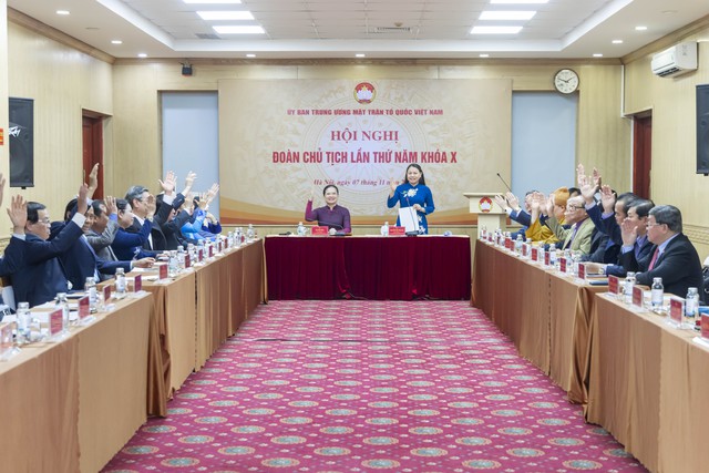 Bà Bùi Thị Minh Hoài giữ chức Chủ tịch Ủy ban Trung ương Mặt trận Tổ quốc Việt Nam- Ảnh 2. Bà Bùi Thị Minh Hoài giữ chức Chủ tịch Ủy ban Trung ương Mặt trận Tổ quốc Việt Nam- Ảnh 2.