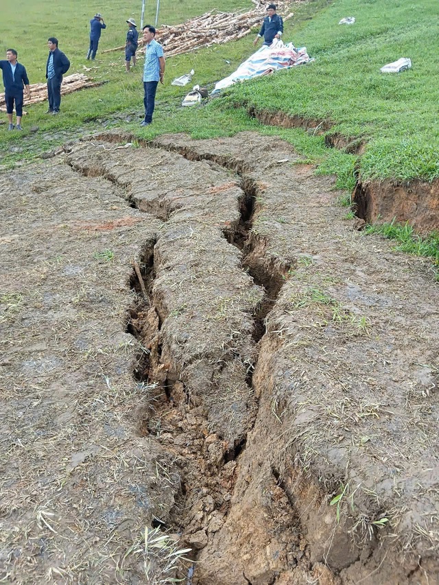 Cận cảnh hàng trăm người ở Lâm Đồng xuyên đêm gia cố đập thủy lợi 1,7 triệu m³ nước có nguy cơ bị vỡ- Ảnh 10. Cận cảnh hàng trăm người ở Lâm Đồng xuyên đêm gia cố đập thủy lợi 1,7 triệu m³ nước có nguy cơ bị vỡ- Ảnh 10.