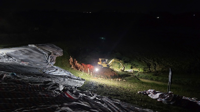 Cận cảnh hàng trăm người ở Lâm Đồng xuyên đêm gia cố đập thủy lợi 1,7 triệu m³ nước có nguy cơ bị vỡ- Ảnh 4. Cận cảnh hàng trăm người ở Lâm Đồng xuyên đêm gia cố đập thủy lợi 1,7 triệu m³ nước có nguy cơ bị vỡ- Ảnh 4.