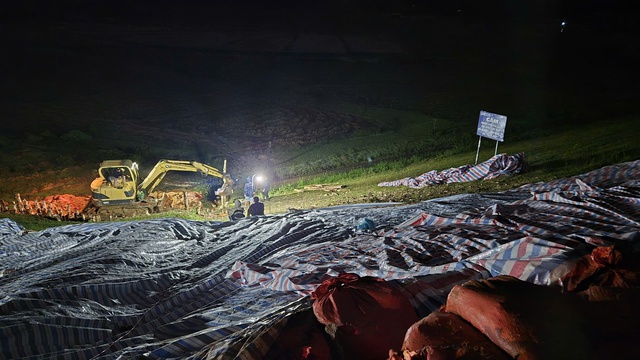 Cận cảnh hàng trăm người ở Lâm Đồng xuyên đêm gia cố đập thủy lợi 1,7 triệu m³ nước có nguy cơ bị vỡ- Ảnh 2. Cận cảnh hàng trăm người ở Lâm Đồng xuyên đêm gia cố đập thủy lợi 1,7 triệu m³ nước có nguy cơ bị vỡ- Ảnh 2.