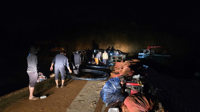 Cận cảnh hàng trăm người ở Lâm Đồng xuyên đêm gia cố đập thủy lợi 1,7 triệu m³ nước có nguy cơ bị vỡ- Ảnh 5. Cận cảnh hàng trăm người ở Lâm Đồng xuyên đêm gia cố đập thủy lợi 1,7 triệu m³ nước có nguy cơ bị vỡ- Ảnh 5.