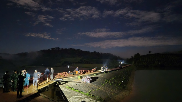 Cận cảnh hàng trăm người ở Lâm Đồng xuyên đêm gia cố đập thủy lợi 1,7 triệu m³ nước có nguy cơ bị vỡ- Ảnh 6. Cận cảnh hàng trăm người ở Lâm Đồng xuyên đêm gia cố đập thủy lợi 1,7 triệu m³ nước có nguy cơ bị vỡ- Ảnh 6.