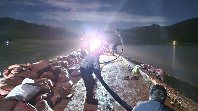 Cận cảnh hàng trăm người ở Lâm Đồng xuyên đêm gia cố đập thủy lợi 1,7 triệu m³ nước có nguy cơ bị vỡ- Ảnh 3. Cận cảnh hàng trăm người ở Lâm Đồng xuyên đêm gia cố đập thủy lợi 1,7 triệu m³ nước có nguy cơ bị vỡ- Ảnh 3.