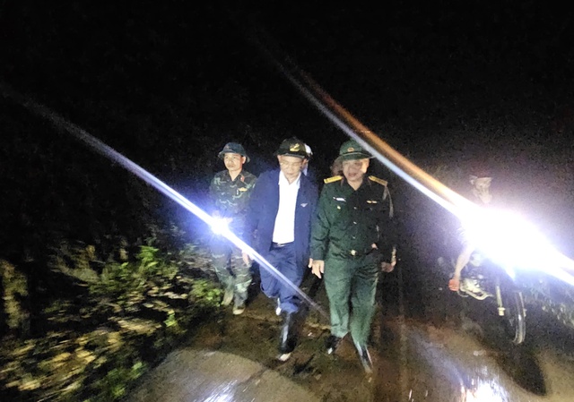 Cận cảnh hàng trăm người ở Lâm Đồng xuyên đêm gia cố đập thủy lợi 1,7 triệu m³ nước có nguy cơ bị vỡ- Ảnh 9. Cận cảnh hàng trăm người ở Lâm Đồng xuyên đêm gia cố đập thủy lợi 1,7 triệu m³ nước có nguy cơ bị vỡ- Ảnh 9.