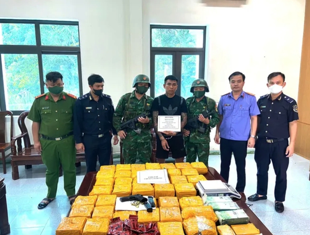 Truy tìm chủ xe ô tô bí ẩn trong vụ vận chuyển 45kg ma túy và súng quân dụng- Ảnh 1.