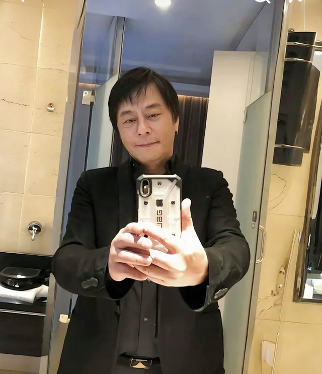 "Lãng tử làng nhạc" từng biến mất khỏi showbiz nghi bị đầu độc, bất ngờ xuất hiện ở tuổi 63 - Ảnh 4.