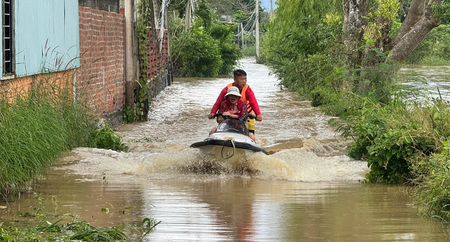 Mưa lớn kéo dài, người dân Lâm Đồng tất tả chạy lũ- Ảnh 7.