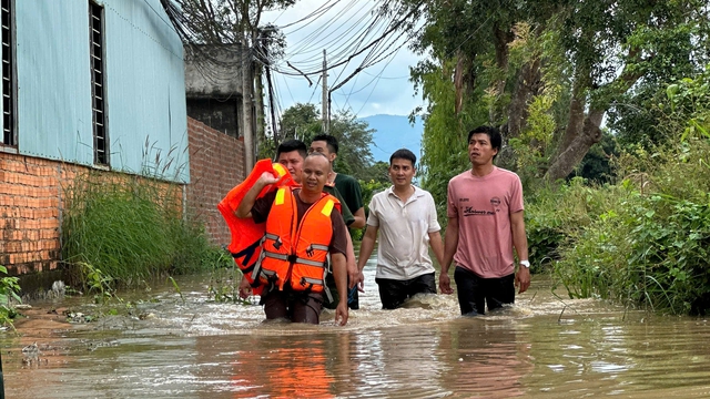 Mưa lớn kéo dài, người dân Lâm Đồng tất tả chạy lũ- Ảnh 4.