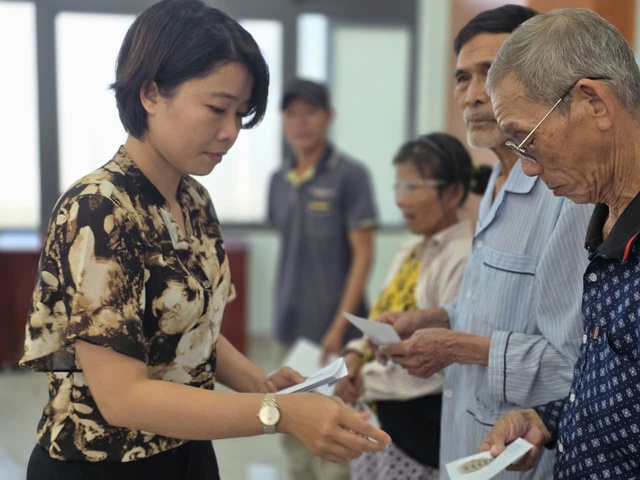 Tình đồng bào vượt biên giới từ Lào đến Huế sau lũ dữ - Ảnh 4.