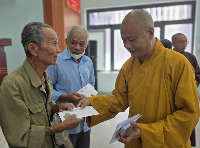 Tình đồng bào vượt biên giới từ Lào đến Huế sau lũ dữ - Ảnh 2.