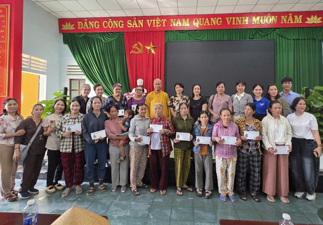 Tình đồng bào vượt biên giới từ Lào đến Huế sau lũ dữ - Ảnh 5.