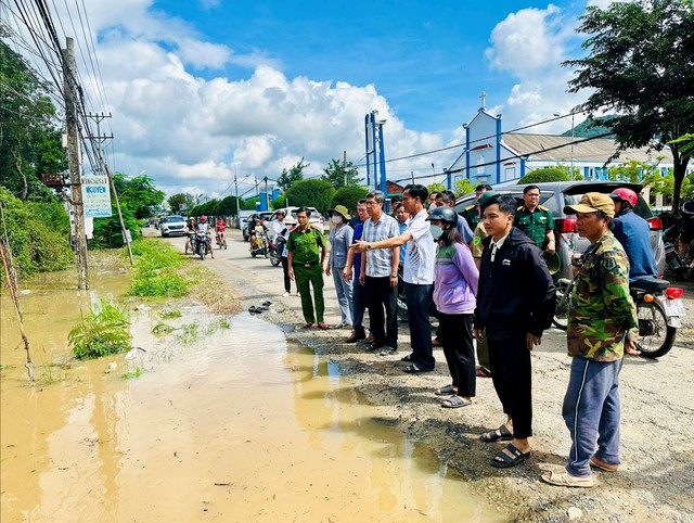 Mưa lớn kéo dài, người dân Lâm Đồng tất tả chạy lũ- Ảnh 9.