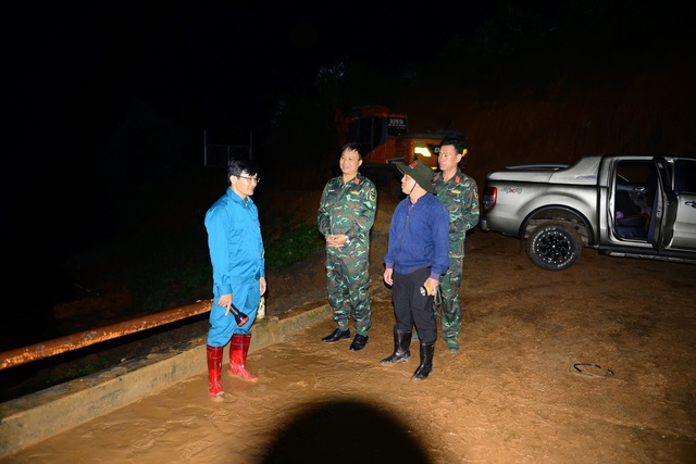 Cận cảnh hàng trăm người ở Lâm Đồng xuyên đêm gia cố đập thủy lợi 1,7 triệu m³ nước có nguy cơ bị vỡ- Ảnh 8. Cận cảnh hàng trăm người ở Lâm Đồng xuyên đêm gia cố đập thủy lợi 1,7 triệu m³ nước có nguy cơ bị vỡ- Ảnh 8.