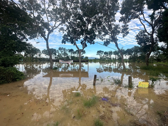 Mưa lớn kéo dài, người dân Lâm Đồng tất tả chạy lũ- Ảnh 1.