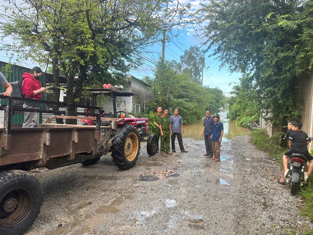 Mưa lớn kéo dài, người dân Lâm Đồng tất tả chạy lũ- Ảnh 2.