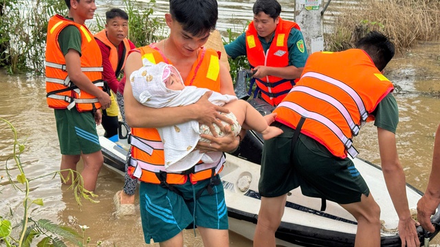 Mưa lớn kéo dài, người dân Lâm Đồng tất tả chạy lũ- Ảnh 8.