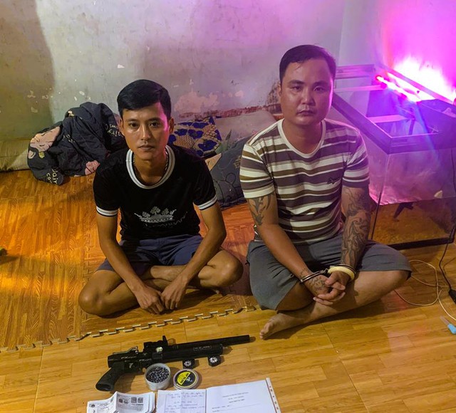 Bắt giữ nhóm tín dụng đen cho vay lãi suất đến hơn 500%/năm, thu giữ 1 khẩu súng - Ảnh 1.