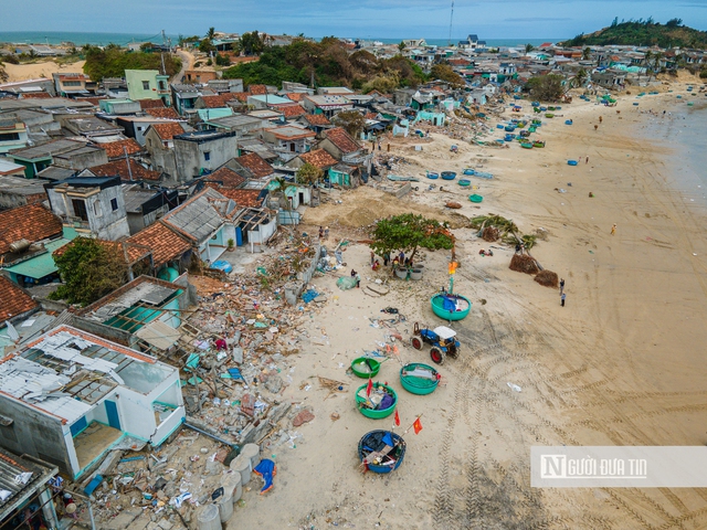 Gia Lai: Gắng gượng "hồi sinh" làng chài Xuân Thạnh tan hoang sau bão dữ, còn người là còn tương lai- Ảnh 1.