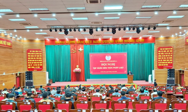 Sôi nổi các hoạt động hưởng ứng Ngày Pháp luật Việt Nam trên khắp các địa phương - Ảnh 3.