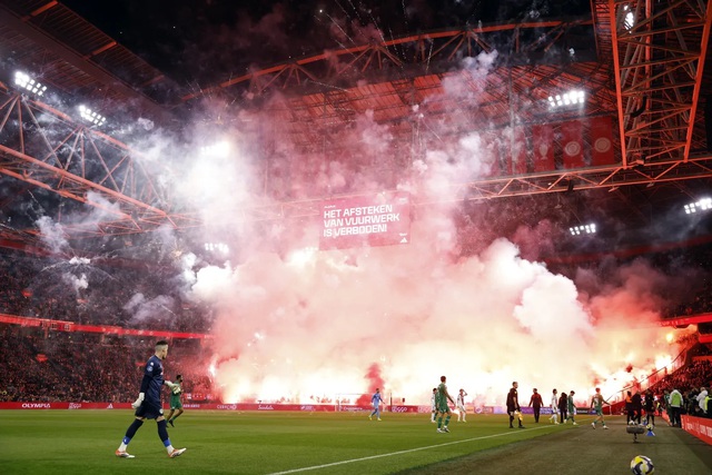 Trận đấu bị hủy sau 5 phút vì màn pháo hoa khổng lồ của CĐV - Ảnh 1.