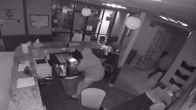 Trộm đột nhập bệnh viện, nhiều bình tro cốt bị lấy đi - Ảnh 1. Trộm đột nhập bệnh viện, nhiều bình tro cốt bị lấy đi - Ảnh 1.