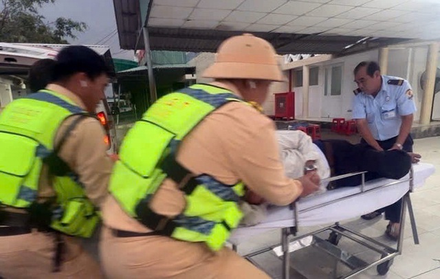 CSGT kịp thời cứu sống hành khách nguy kịch trên xe giường nằm- Ảnh 1. CSGT kịp thời cứu sống hành khách nguy kịch trên xe giường nằm- Ảnh 1.