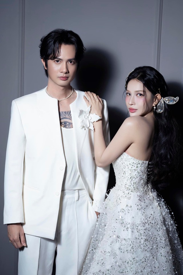 "Đệ nhất mỹ nhân làng hài" thử váy cưới, chuẩn bị theo chồng?- Ảnh 3. "Đệ nhất mỹ nhân làng hài" thử váy cưới, chuẩn bị theo chồng?- Ảnh 3.